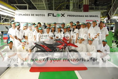 Foto na fábrica da Honda em comemoração à produção de 2 milhões de motos flex Fábrica da Honda em comemoração à produção de 2 milhões de motos flex