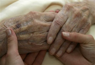 Les personnes disposant d'une certaine variante d'un gène associé à la longévité et, en général, à une bonne santé, sont moins exposées que les autres à la maladie d'Alzheimer, selon des chercheurs américains (Reuters)