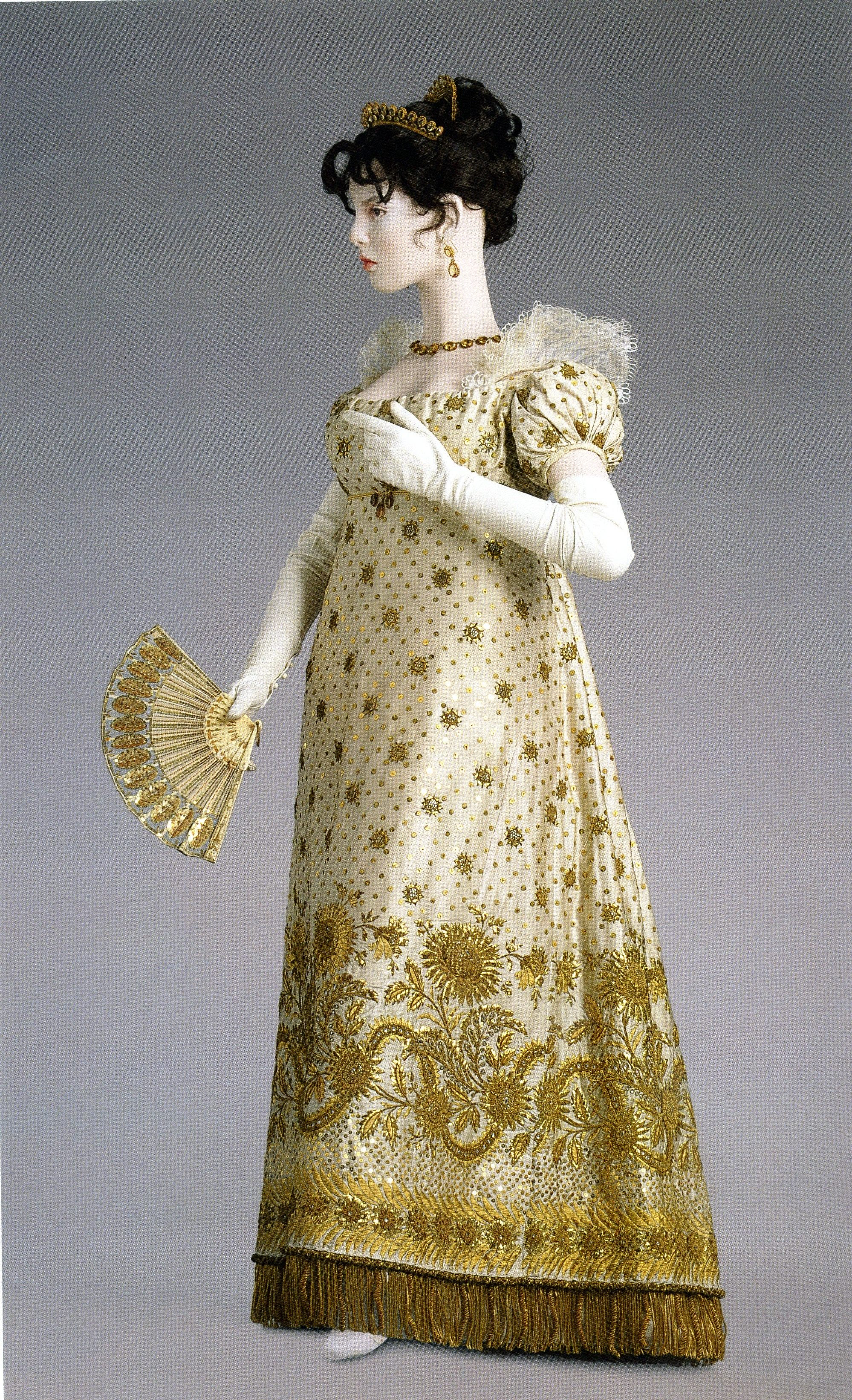 http://www.riskyregencies.com/wp-content/uploads/2014/08/CourtGown1.jpg