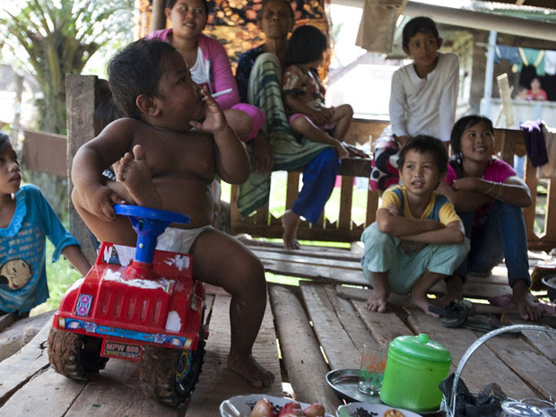 Aldi SugandaRizal, de 2 anos, é visto fumando cigarro enquanto brica com parentes em 23 de maio, em Sekayu, distrito de Sumatra, na Indonésia. Segundo relatos da família, ele é viciado em cigarro e fuma 40 por dia. Ele começou a fumar aos 18 meses, quando