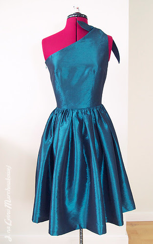 Burda 1/2012, dress 151 [Wilma Flintstone Costume], szycie, krawiectwo, rozkloszowana, sukienka lata 50, pięćdziesiąte, Butterick 5708, wykrój, tafta turkusowa, satyna, DIY