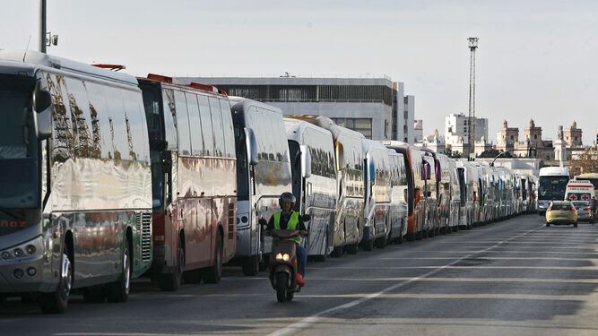 Autobuses aparcados en la carretera industrial en unos carnavales anteriores.