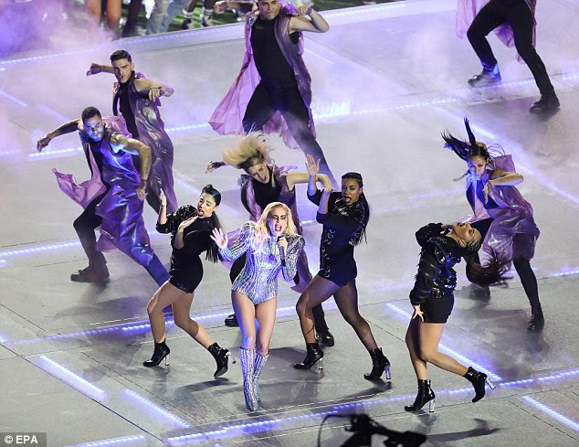 Ela puxou-lo: O cantor loira parecia fabuloso enquanto cantava uma coleção de seus maiores sucessos, incluindo Bad Romance, Poker Face, Born This Way, Telephone, Just Dance e milhão de razões
