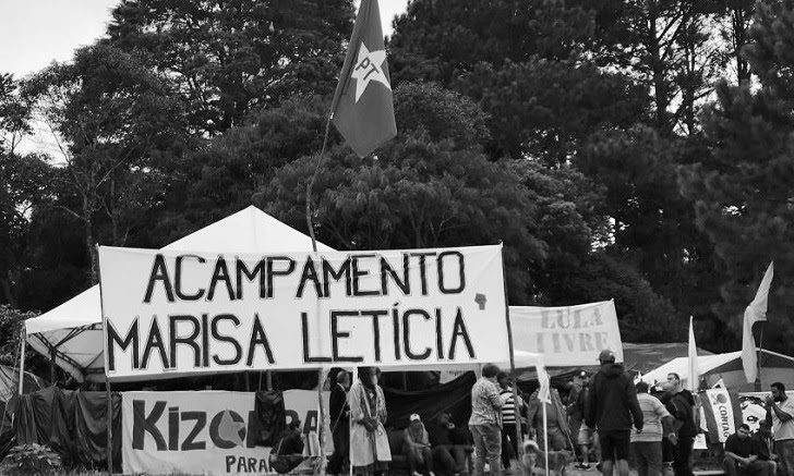 Atacan a tiros el campamento que exige libertad de Lula en Curitiba .