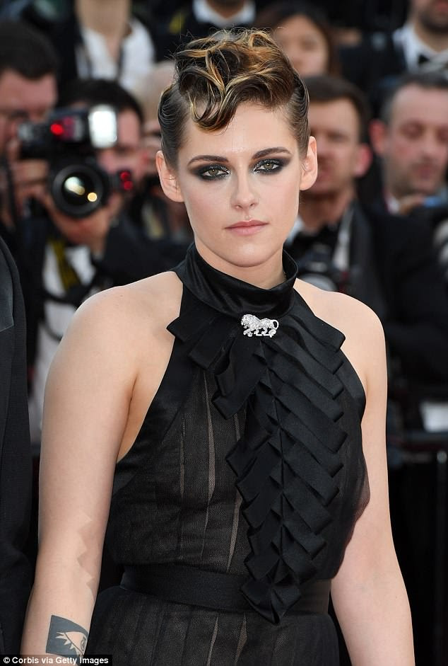 Glamorous as ever:Â The Snow White And The Huntsman leading lady intensified her features with dark brushes of make-up for a smokey eye effect