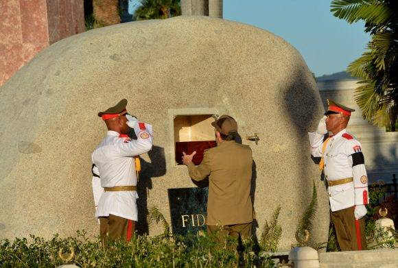 Raúl deposita en la piedra la pequeña urna donde están las cenizas de Fidel. Se escucha un suspiro hondo. Foto: Marcelino Vázquez Hernández/ ACN