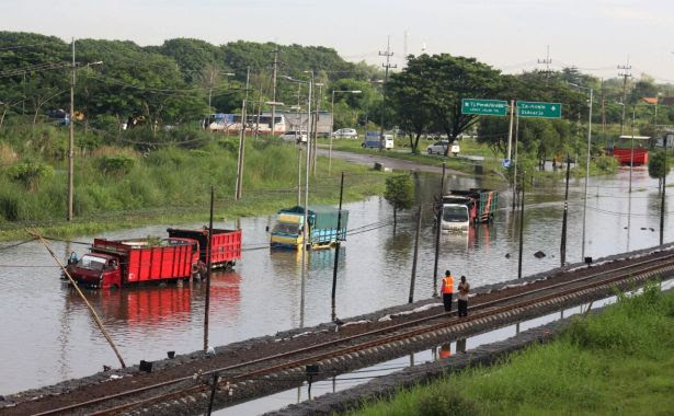 Hasil gambar untuk banjir jl raya porong