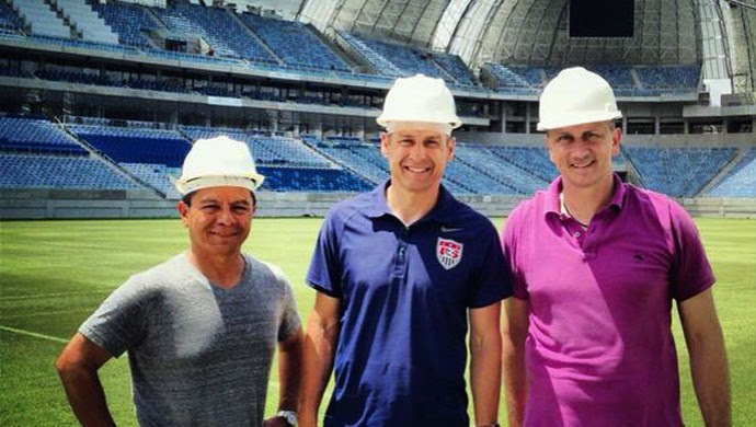 Acompanhado de auxiliares, Klinsmann conheceu a Arena das Dunas na manhã deste sábado (Foto: Reprodução/Twitter)
