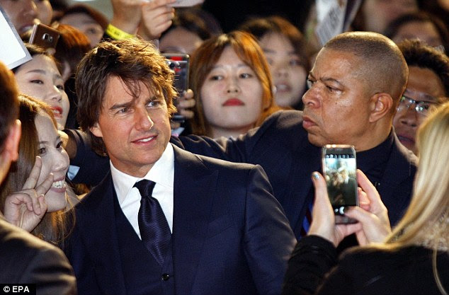 cena Mob: Na segunda-feira à noite o ator Tom Cruise definir corações acesos quando ele assistiu à estréia da Coreia do Sul de Jack Reacher: Never Go Back no Lotte World, em Seul