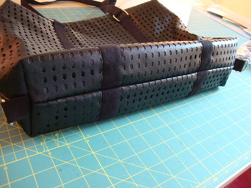 U-Handbag "It's a Cinch" tote, bottom with plastic canvas inside