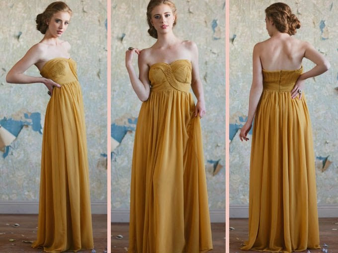 Vestido con detalle al frente y corte imperial. Puedes usarlo con un collar sobrio y un par de aretes de brillantes.