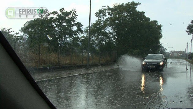 Γιάννενα: Αλλαγή σκηνικού με ξαφνική καταιγίδα - Δρόμοι μετατράπηκαν σε ποτάμια (Βίντεο)!