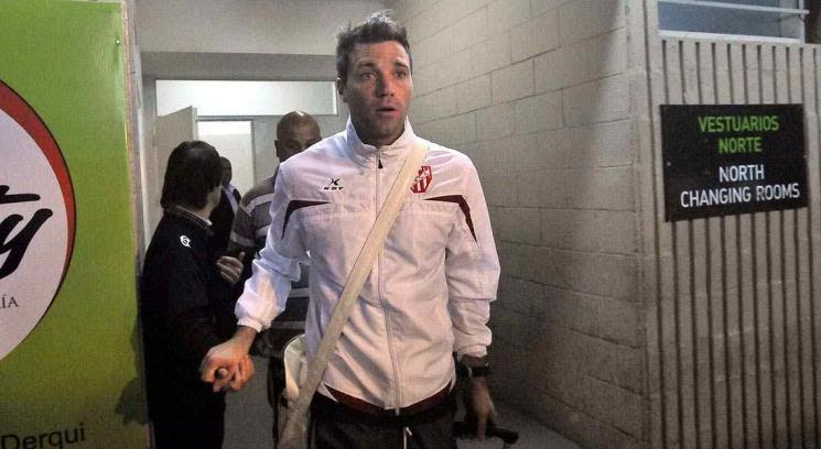 Julio Chiarini a la salida del vestuario, después del choque con Gimnasia (Foto: Sergio Cejas).