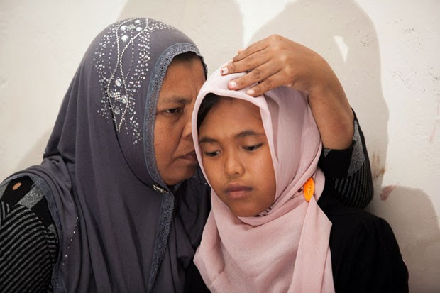 Jamaliah abraça sua filha Raudhatul Jannah na Indonésia nesta quarta-feira (7); família se reencontrou 10 anos após tsunami (Foto: Chaideer Mahyuddin/AFP)