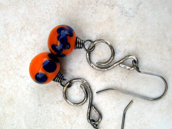 Niobium earrings, bright orange and dark blue Effetre glass beads. No 531. - ToesOver Niobium earrings, bright orange and dark blue Effetre glass beads. No 531. - ToesOver