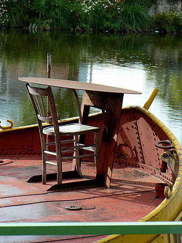montceau le smines péniche et chaise.jpg
