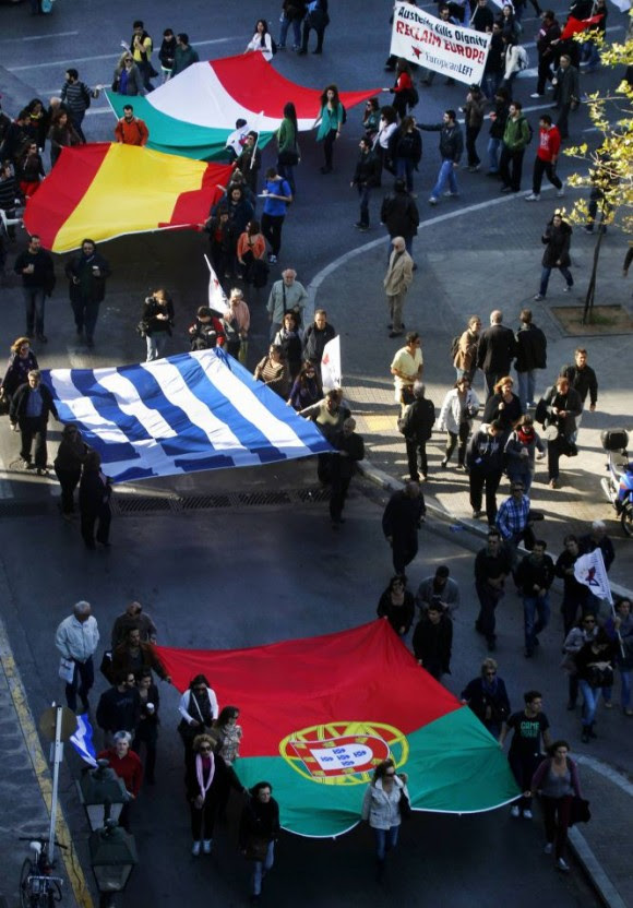 En Atenas un grupo de manifestantes, con las banderas de Portugal, Grecia, España e Italia, durante las protestas contra la austeridad. Foto: Reuters. En Atenas un grupo de manifestantes, con las banderas de Portugal, Grecia, España e Italia, durante las protestas contra la austeridad. Foto: Reuters.