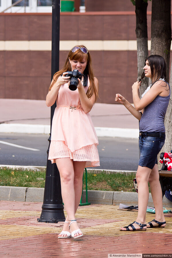 Девушка с фотоаппаратом в руках