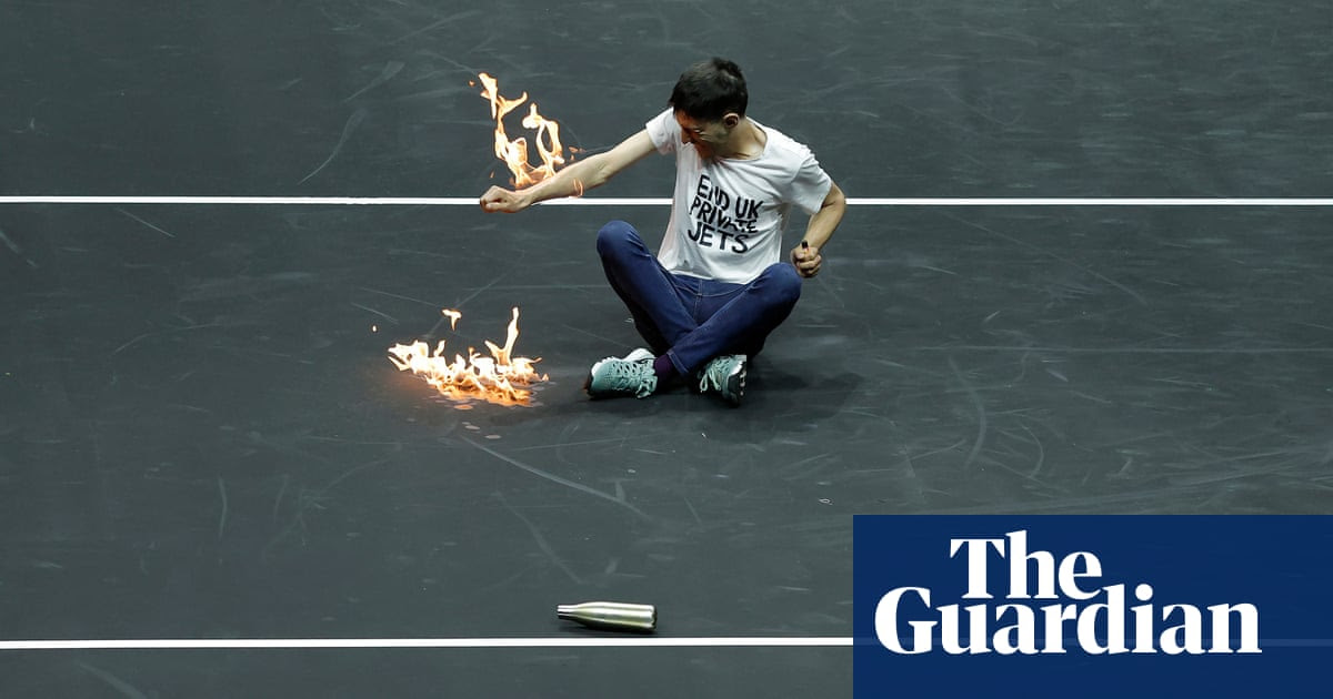 Protester sets fire to his arm during Laver Cup opening session