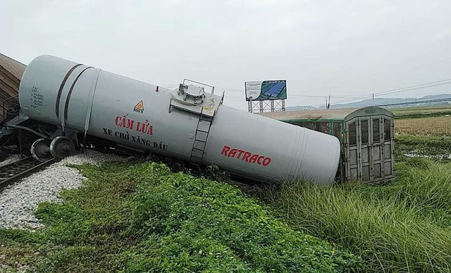 Xe tải vượt đường sắt, tàu hỏa chở hàng đứt khúc la liệt ở Nghệ An - Ảnh 8.