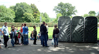 Short queue for the loos ... the rest disappeared into the bushes