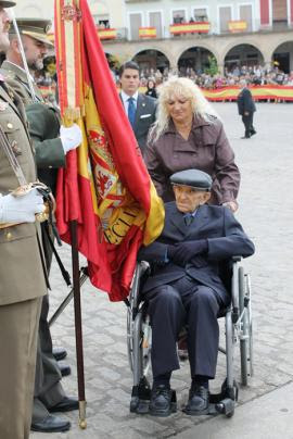 Jura bandera un hombre de 105 años en el acto de Jura civil organizado por el CEFOT Nº1