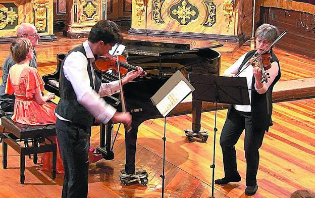 El violinista Jonathan Mesonero, durante un concierto con la profesora Raffaela Acela./JAXENTO