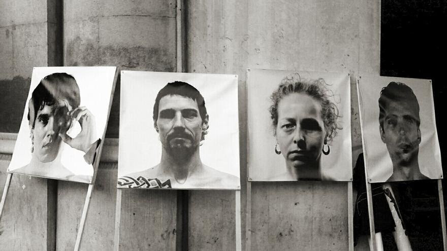 Pancartes amb retrats de víctimes de bales de goma per la columna antirepressiva / @okokitsme
