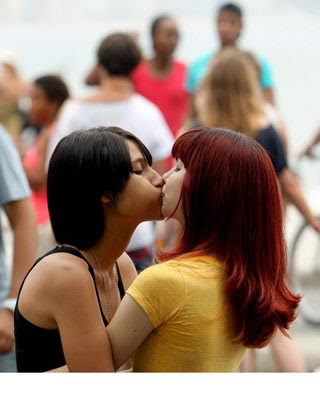 Una pareja se besa durante el Orgullo en la playa de Copacabana, en Río de Janeiro. EFE