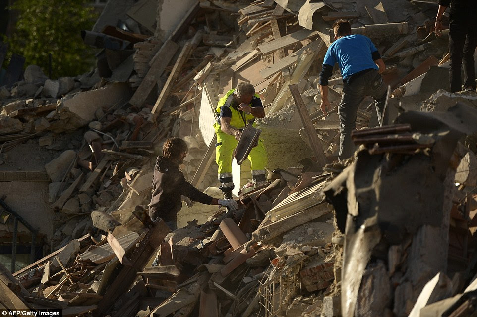 Chocantes: Equipes de resgate e moradores detritos clara em busca de vítimas em casas danificadas após o forte terremoto