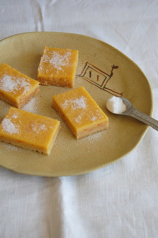 Orange and marmalade bars with almond crust / Barrinhas de amêndoa, laranja e geleia de laranja