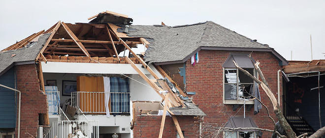 Tornades, inondations et chutes de neige ont fait au moins 44 morts aux États-Unis depuis samedi.