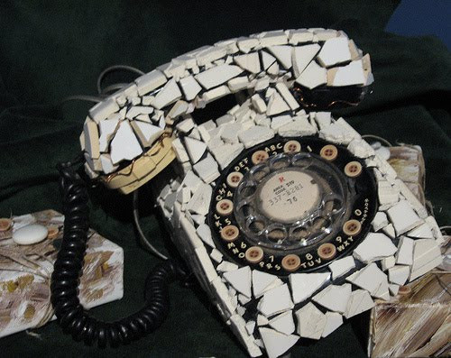 http://tvxs.gr/sites/default/files/article/2012/32/102736-broken_phone_.jpg