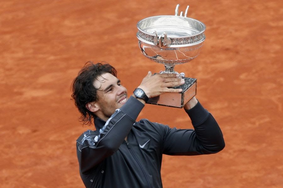 Nadal exibe mais um troféu de Roland Garros / Kenzo Tribouillard/AFP