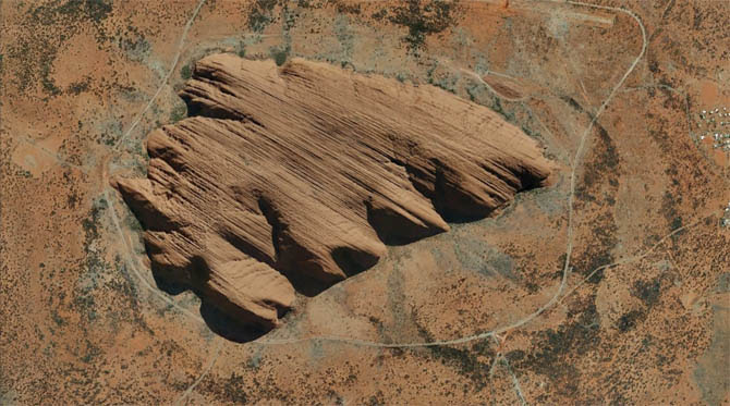 Ayers Rock é uma monólito situado ao Norte da área central da Austrália. É o segundo maior monólito do mundo, sagrada aos aborígenes e tem inúmeras fendas, poços com água, cavernas rochosas e pinturas antigas. É notável pela sua qualidade de coloração variável de iluminação diversa que ocorre em diferentes horas do dia e do ano, apresentando ao pôr-do-sol uma visão de rara beleza.