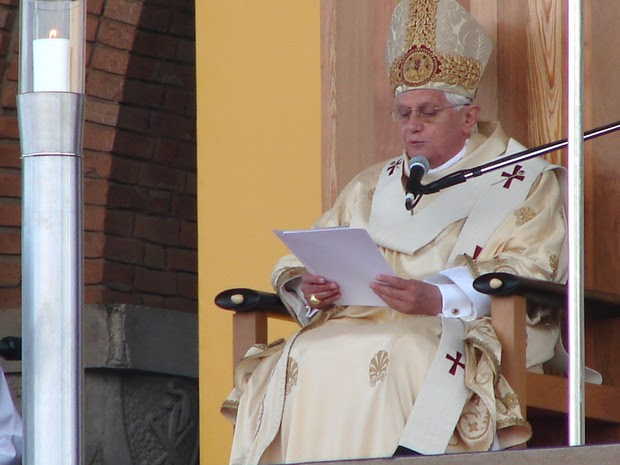 Papa Emérito Bento XVI fala durante sua homília na missa celebrada na Basílica, em 2007. (Foto: Divulgação/Arquivo Santuário Nacional)