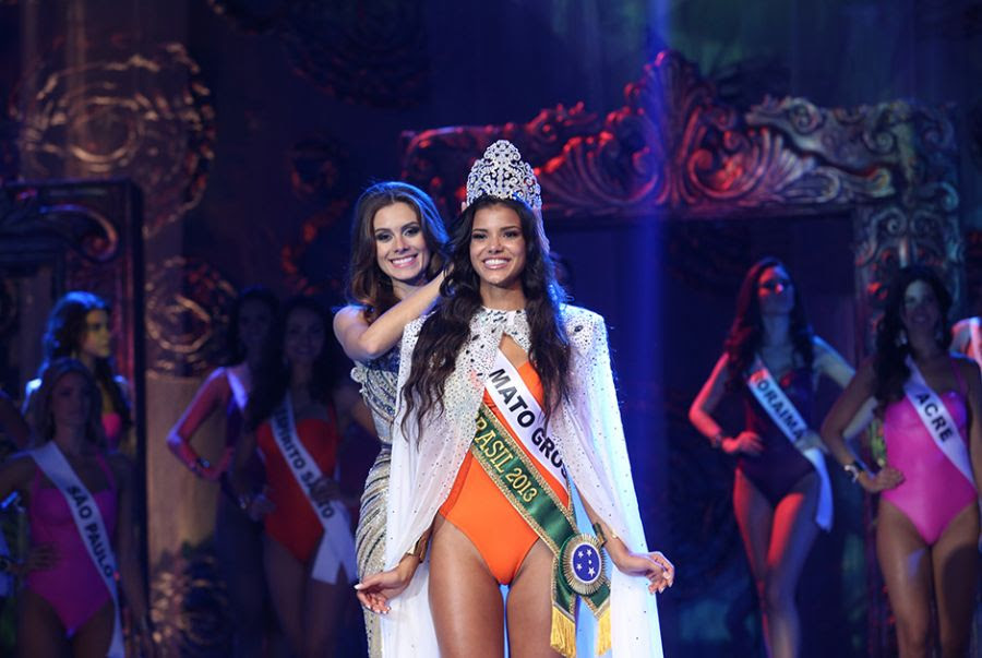 Jakelyne Oliveira recebe a coroa da Miss Brasil 2012, Gabriela Markus