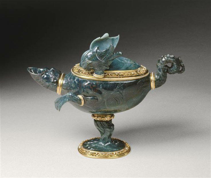Coupe en jaspe sanguin en forme de dragon, entrée dans la collection du cardinal Mazarin (1602-1661) et puis dans celle de Louis XIV – Atelier des Saracchi?, Milan, dernier quart du XVIe siècle? - Paris, Musée du Louvre