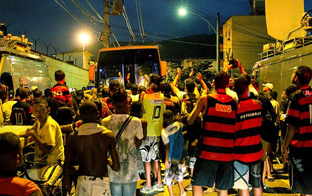 torcida Flamengo ônibus confusão (Foto: Rudy Trindade / Ag. Estado)
