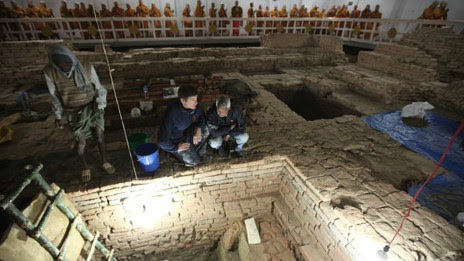 Các nhà khảo cổ khai quật ở Lâm Tỳ Ni
