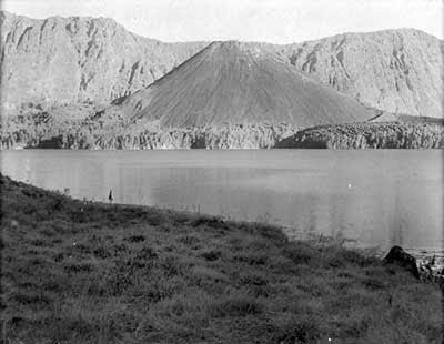 Sejak zaman Belanda ternyata gunung gunung di indonesia sudah diabadikan keberadaannya 8 Foto Gunung di INdonesia Pada Zaman Belanda