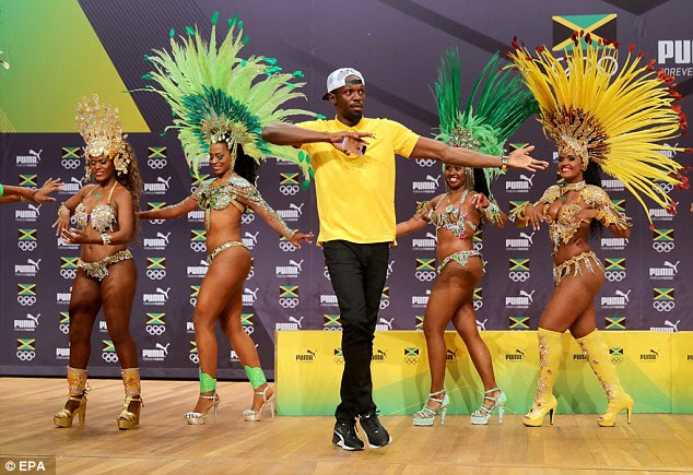 espírito de festa: Usain estava fazendo o samba como ele chegou ao Rio para os jogos - mais determinados para defender o seu recorde de títulos do que nunca