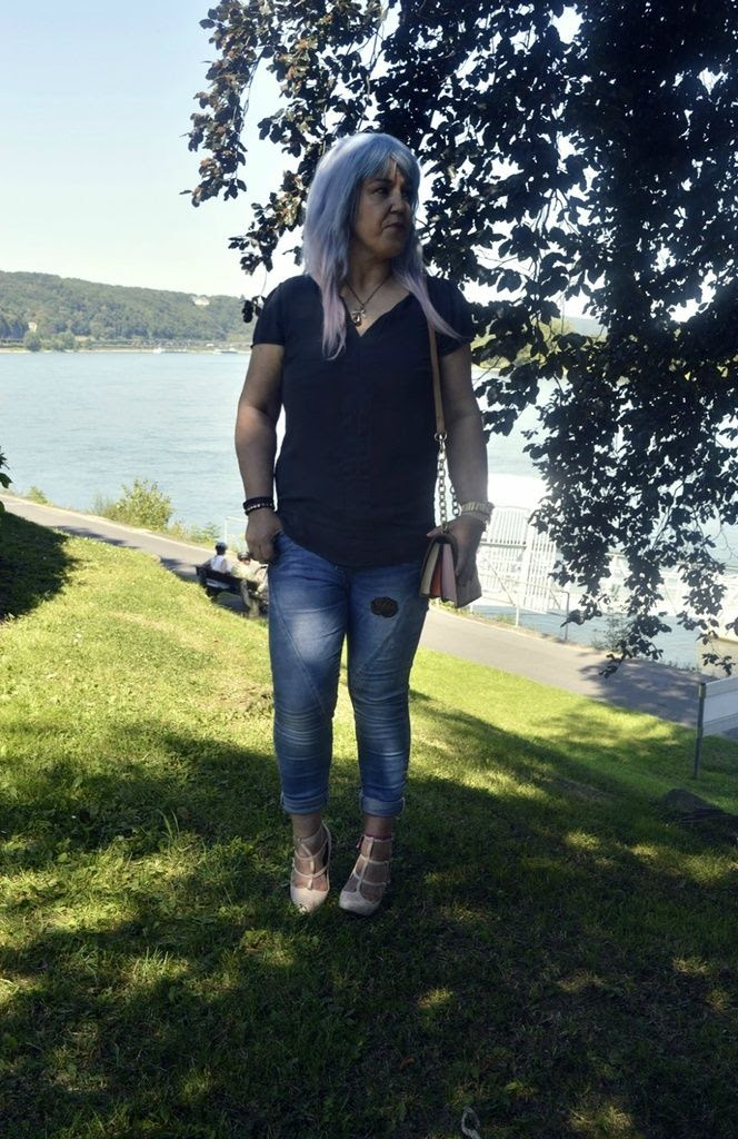 Seidenbluse in anthrazit kombinieren Sommer Outfit mit Seidenbluse in anthrazit kombiniert mit Jeans und High Heel Sandals