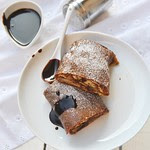 Chocolate strudel with pears and ricotta
