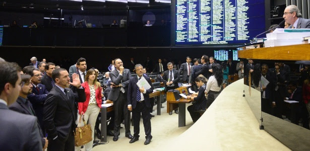 Eduardo Cunha (PMDB-RJ), à direita, comanda sessão de votação da PEC 182/2007 sobre a reforma política