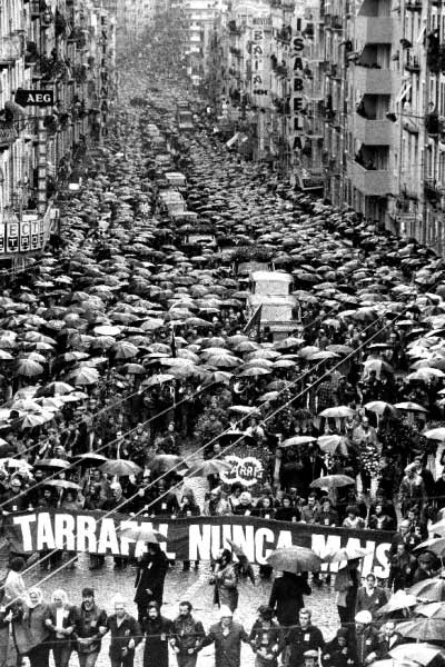 Foto - Lisboa – Funeral da trasladação dos mortos em Fev. 1978, da SNBA para o Memorial no Cemitério do Alto de S.João Foto - Lisboa – Funeral da trasladação dos mortos em Fev. 1978, da SNBA para o Memorial no Cemitério do Alto de S.João