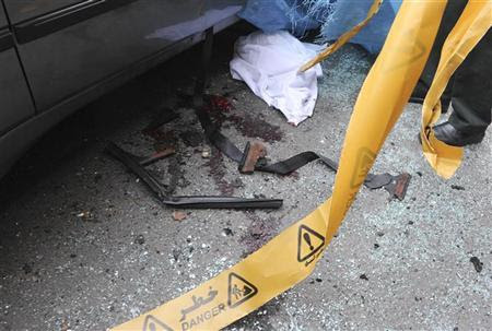 NOTA DO EDITOR: Reuters e outros meios de comunicação estrangeiros estão sujeitos a restrições iraniana sobre deixar o escritório para filmar relatório, ou tirar fotos em Teerã. Manchas de sangue são vistos ao lado do carro pertencente ao cientista nuclear iraniano Mostafa Ahmadi-Roshan em um local da explosão fora de uma universidade no norte de Teerã 11 de janeiro de 2012. Ahmadi-Roshan foi morto por uma bomba colocada em seu carro por um motociclista em Teerã na quarta-feira, e um funcionário da prefeitura culpou Israel pelo ataque, similar aos ataques contra cientistas nucleares pouco mais de um ano atrás. REUTERS / IIPA / Sajad Safari