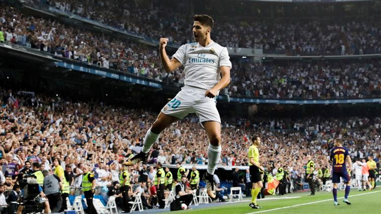 Indosport - Selebrasi Asensio usai cetak gol ke gawang Barcelona.