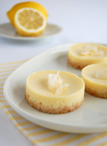 Lemon coconut mini cheesecakes / Mini cheesecakes de limão siciliano e coco