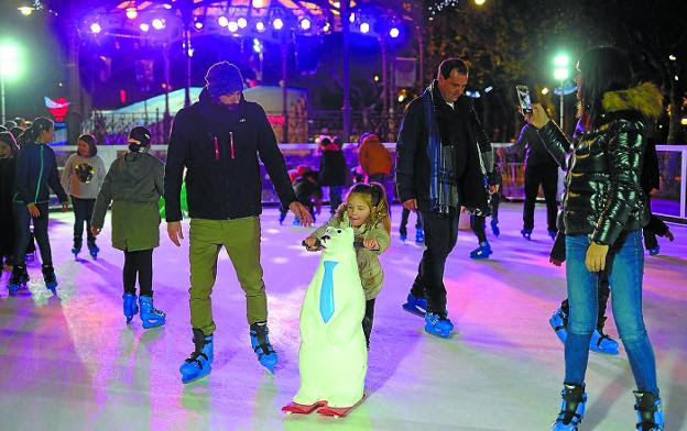 Público de todas las edades visitó estas navidades la pista de patinaje de la plaza del Ensanche./F. DE LA HERA